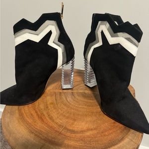 Aperlai Suede Booties